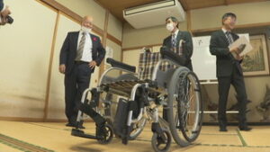 信越郵便局長協会　坂城町社会福祉協議会へ車椅子を寄贈