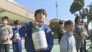 田中小学校１３０周年記念式典　２０年後の自分へメッセージ封入　東御市
