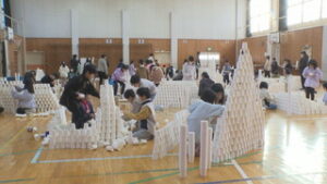 祢津小学校３・４年生　３万個の紙コップで巨大アート　東御市