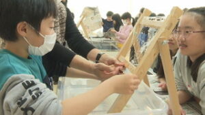 上田市立清明小学校４年生　育てた蚕の繭で真綿づくり