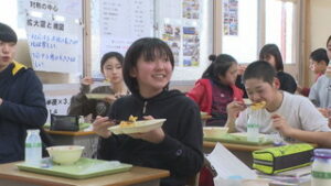 地産地消への理解を　青木小学校で食育イベント　青木村