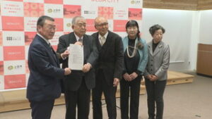 上田市　地域の課題解決に向け　２つの地域協議会が意見書を提出　上田市役所　