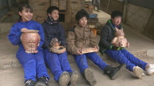 特集　今年度で閉校　登り窯を使った伝統の陶芸作品作り　上田市立西内小学校