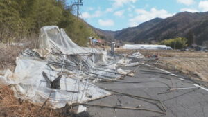 強風の影響　農業用ハウスが飛ばされ道路ふさぐ　上田市真田町傍陽地区