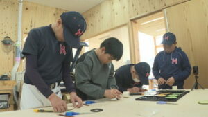 「自分でつくって大切に」　祢津スポーツ少年団　木材で野球用具を新調　東御市　ミマキウッドラボ