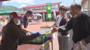 旬の味覚を訪れた人に　道の駅あおきで山菜の天ぷらふるまう　青木村