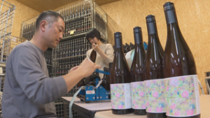 東御ワインフェスタで初企画　１９の生産者によるブドウを１本に　東御市祢津