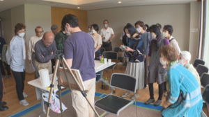 油彩画の技術学ぶ　東信美術展で初の公開制作　上田市立美術館