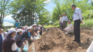 「玄蕃山に畑を作りたい」　神科小６年生がサツマイモ苗植え　上田市住吉