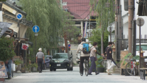 柳町通りでの滞在を安全に　車両の一方通行の誘導看板設置　上田市中央