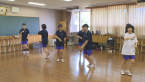 坂城中学校３年生有志　坂城どんどんに向けて　踊りを練習