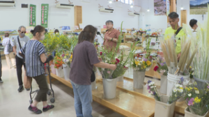 花市にぎわう　道の駅あおき