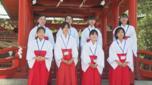 初開催　子どもたちが巫女体験　生島足島神社　