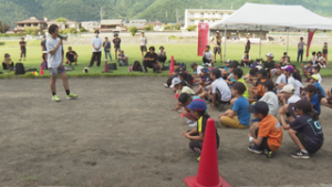 古戦場ハーフマラソンを前に　小中学生がオリンピアンに学ぶ　上田城跡公園陸上競技場