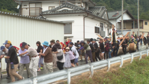 山家神社御柱祭　「三之御柱」の山出し行う　上田市真田町長