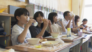 東御市立祢津小学校　「筋肉増やす」アスリートの食事体験　