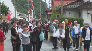 山家神社御柱祭 里曳き・建て御柱　過去最大の御神木 「三之御柱」を曳行　上田市真田町長