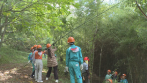 玄蕃山に休憩スペースを　神科小児童 地元住民とベンチづくり 上田市