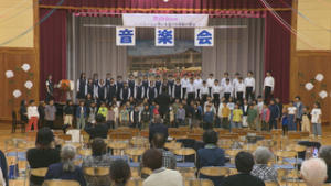 児童生徒の歌声響く　菅平小中学校 すずらん祭　上田市立菅平小中学校