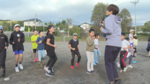 祢津地区ミニ駅伝に向け　“楽しく体を動かす”講習会　東御市立祢津小学校