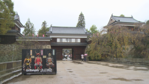 秋雨の中 上田城紅葉まつり始まる　上田城跡公園