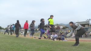 上田市スポーツ少年団　様々な運動で交流　上田城跡公園陸上競技場