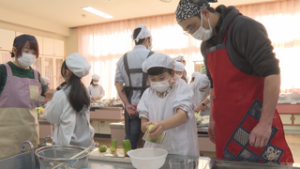 城下小３年生　うえだみどり大根を使って親子で料理　上田市立城下小学校