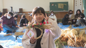 上川原栁町自治会シニアクラブ　小学生としめ縄づくり　上川原柳町公会堂