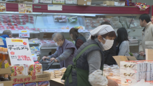 年末年始の買い出し　東御市の安楽屋　大賑わい　東御市滋