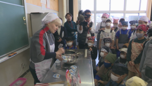 東御市立祢津小学校　モルドバのお菓子づくりで文化学ぶ