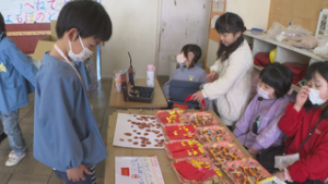 学校生活スムーズに　園児たちが小学生と交流　東御市立和小学校