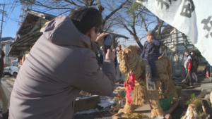 ２ｍのわら馬も登場　東分去地区の道祖神祭り　上田市別所温泉