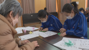 しおだっ子応援団　塩田中生徒と折り紙で交流　上田市立塩田中学校