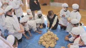 「いちからつくる」を学ぶ　３年生味噌づくり　上田市立南小学校