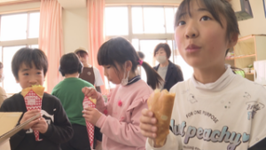 城下小学校の児童が実食　うえだみどり大根をクレープに　