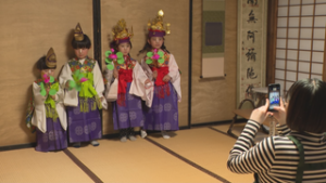 信濃国分寺御開帳に向け　稚児行列の着付け講習会　信濃国分寺