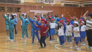 運動会に向けて　全校ダンスを練習　上田市立菅平小中学校