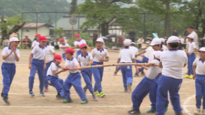 傍陽小学校運動会　雨の影響で一部の競技が取りやめに