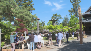信濃国分寺御開帳を終え　国分自治会の住民が幟の片付け　上田市