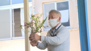 訪れた人の心を華やかに　小学校に花を飾る　田村信行さん　上田市立豊殿小学校