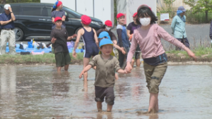 米作りの楽しさを知って　祢津小学校５年生と園児が代掻き　東御市