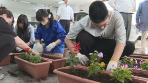 信州クラーク高等学院　地域の人たちと花植え　上田市中央西