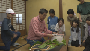 上田蚕種を訪れ　長小５年生　蚕の飼育を学ぶ　上田市常田