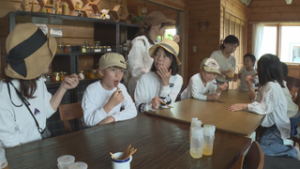 村上養蜂が企画　子ども達がハチミツ採りに挑戦　東御市八重原