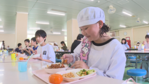 給食センターの先生と北御牧小学校　交流給食　東御市