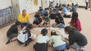 英語の対話を楽しんで　東御市のＡＬＴが授業　東御市立和小学校