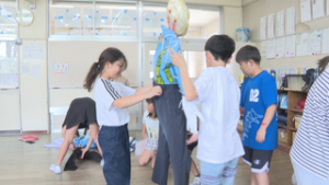 上田市立神科小学校５年生　かかしづくりに挑戦
