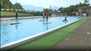 プールでＳＵＰ体験　上田市自然運動公園プール