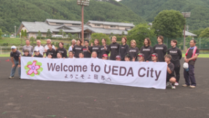 ソフトボールの普及目指し　地域で支える　真田町　実業団チームの合宿を受け入れ　真田運動公園グランド