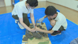 古生物に興味を　浦野川の岩石で化石探し　塩田公民館
